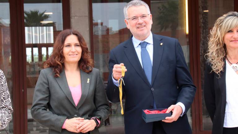 Pau Ricomà enseña la llave del Palau d’Esports Catalunya al lado de la consellera de la Presidència, Laura Vilagrà. Foto: Eloi Tost (ACN)