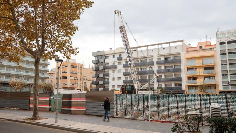 Hace 16 años que se derribó la antigua aduana y que una valla rodea el solar entre las calles Barcelona, Major y Ponent. FOTO: Alba Mariné