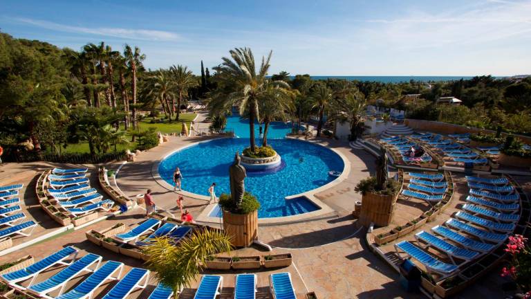 En un entorno envidiable, el Camping Playa Barà ofrece una estancia de lujo. cedida