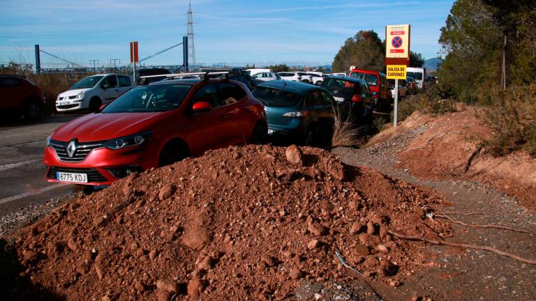 Parte del terreno de la estación del Camp de Tarragona, donde Adif comenzó a construir un aparcamiento, y vehículos aparcados en los márgenes. Foto: ACN