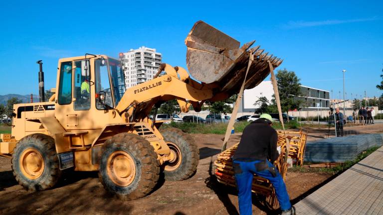 Los operarios descargan materiales de construcción en el solar del Temple, donde se construye una de las nuevas guarderías públicas de Tortosa. Foto: ACN