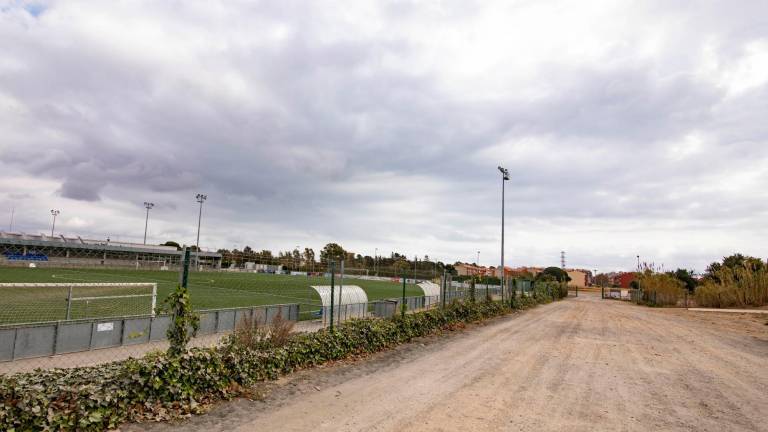 Uno de los campos de fútbol de la zona deportiva municipal de Cambrils. foto: Àngel Ullate
