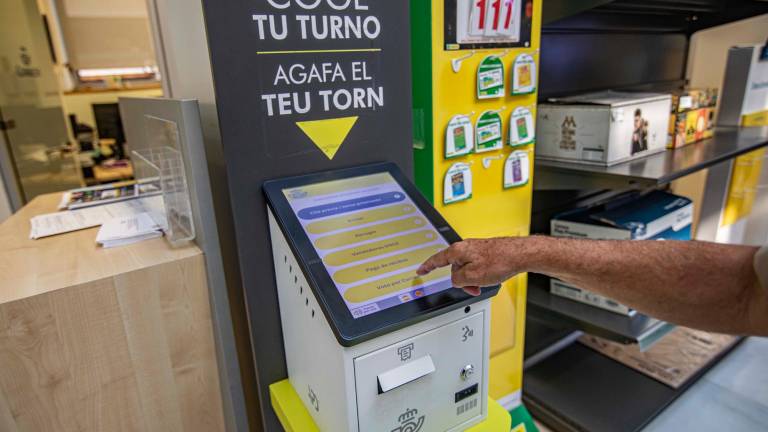 Un hombre inicia el proceso para votar por correo en Tarragona. Foto: Àngel Ullate