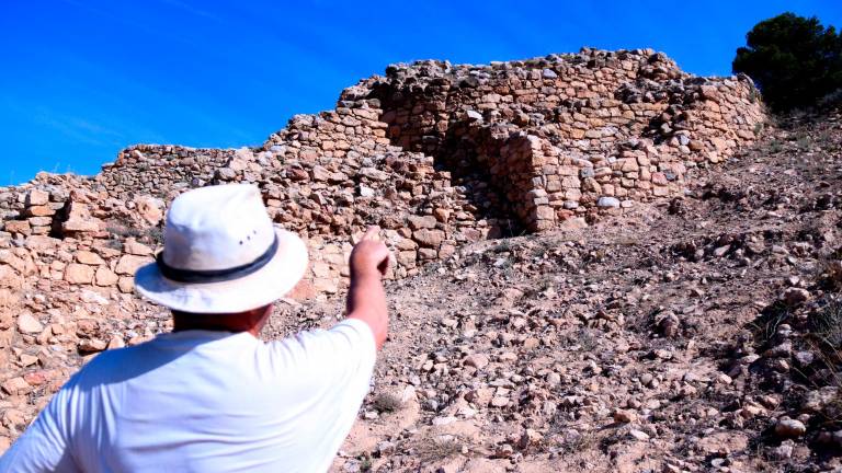 El professor de la URV i director de les excavacions de l’Assut de Tivenys, Jordi Diloli, assenyala una de les portes d’accés al poblat modificades en època romana Foto: Jordi Marsal