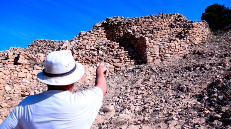 El professor de la URV i director de les excavacions de l’Assut de Tivenys, Jordi Diloli, assenyala una de les portes d’accés al poblat modificades en època romana Foto: Jordi Marsal