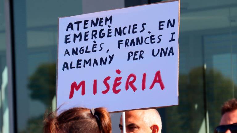$!Una de las pancartas exhibidas por los trabajadores del 112 de Reus durante la concentración. Foto: Neus Bertola/acn