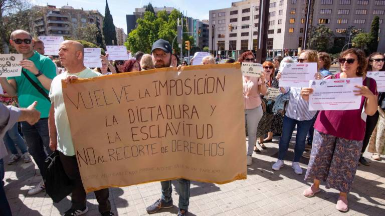 Un trabajador sostiene un cartel que critica a la Administración. Foto: Ángel Ullate