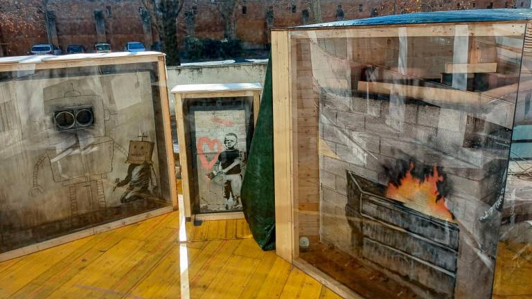 Algunas de las obras que se pueden ver en la muestra ‘Warhol Bansky’, en el espacio cultural WeGil de Roma. FOTO: EFE