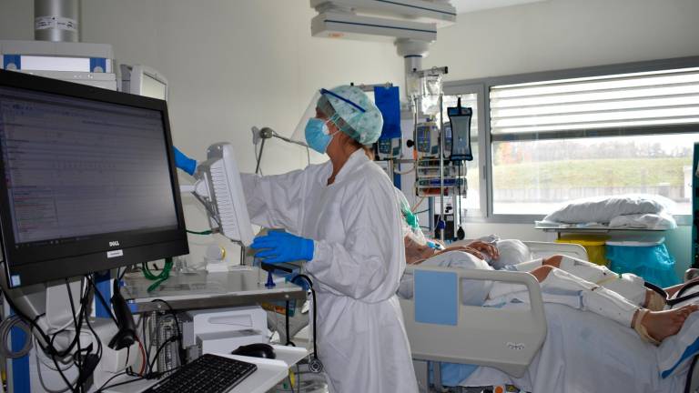 Un paciente ingresado en la UCI en un hospital de Barcelona. Foto: ACN