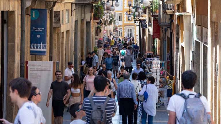 Las calles de Tarragona volvían a llenarse de turistas, especialmente en verano. foto: àngel ullate