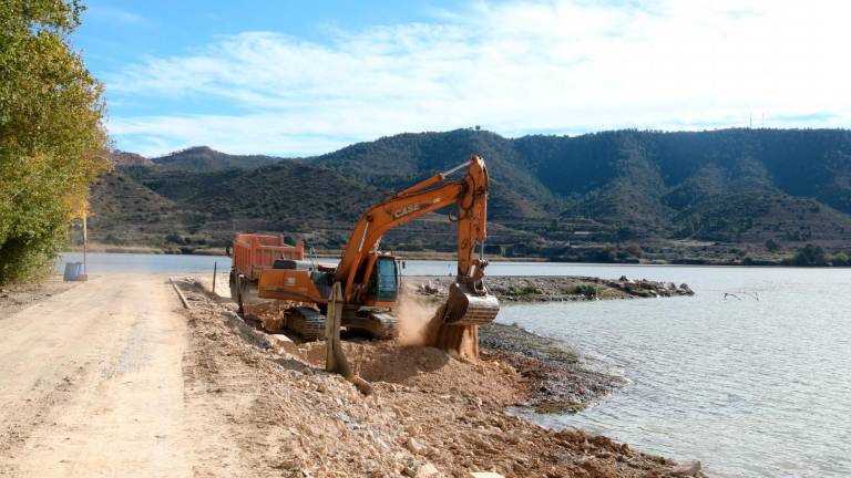 Treballs per condicionar l’àrea per poder iniciar la mobilització de sediments, aquest dimarts a Mequinensa. Foto: ACN