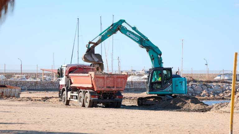 Esta semana se ha empezado a dragar el entorno de la bocana del puerto deportivo de Salou. Foto: Alba Mariné
