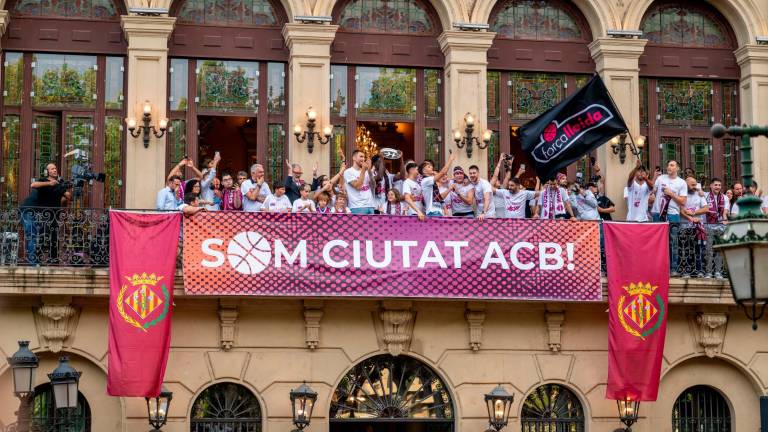 La ciudad de Lleida celebró el ascenso de su equipo de baloncesto a la máxima competición estatal. foto: efe