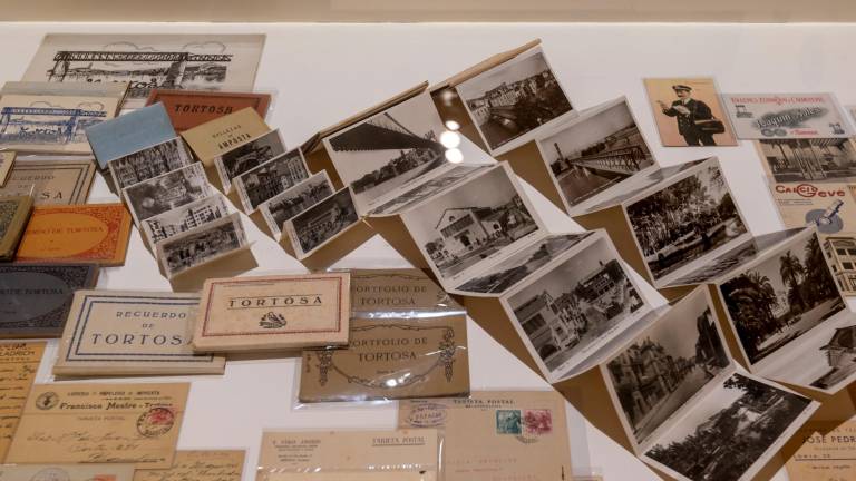 A la mostra es poden veure postals de diferents municipis, especialment Tortosa i Amposta. Foto: J. Revillas
