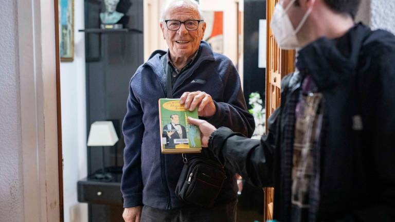 Ferran Alapont entrega un libro a Joan Vidal, gracias al proyecto ‘Biblioteca a casa’. FOTO: Ángel Ullate