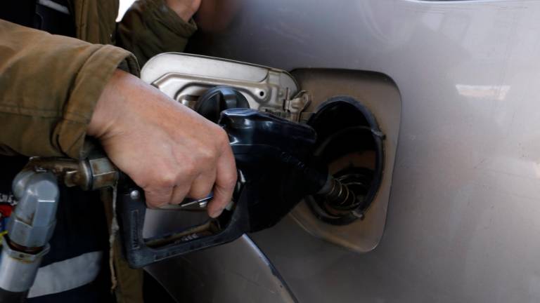 Con los valores actuales y aplicado el descuento obligatorio, la gasolina es ahora un 4,4 % más cara que hace un año. Foto: EFE