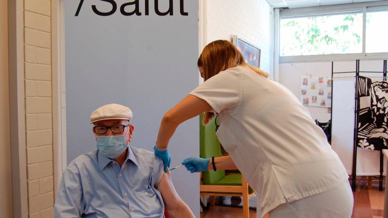 Un hombre recibe un pinchazo de la vacuna contra el coronavirus. Foto: ACN