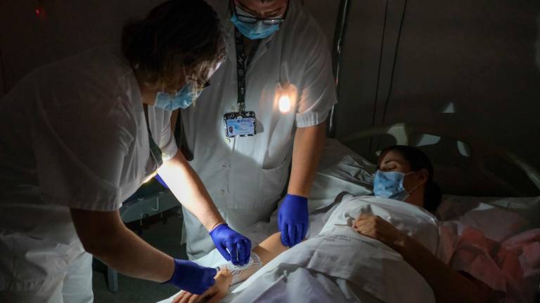 Los profesionales usan linternas para atender a pacientes. FOTO: Fabián Acidres