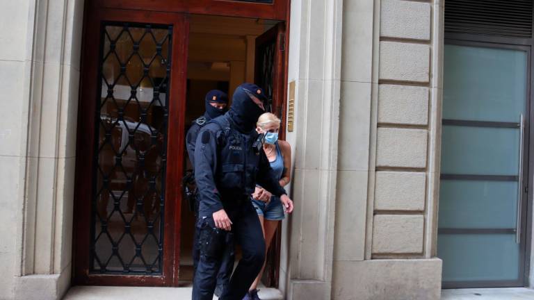 El epicentro es la capital catalana, pero también se están realizando entradas en Vacarisses y Riells i Viabrea. Foto: ACN