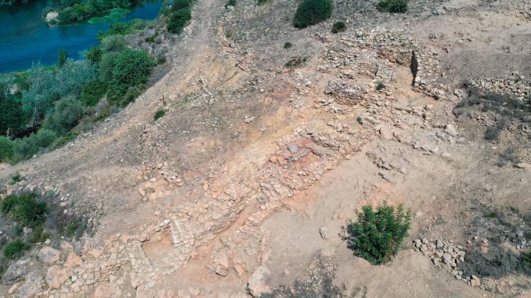 Imatge aèria del jaciment ibèric de l’Assut de Tivenys, amb el temple descobert fora muralles, a baix a l’esquerra. Foto: cedida a ACN