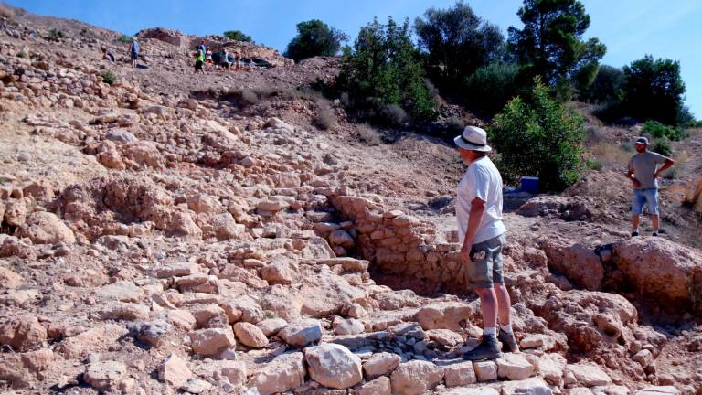 El professor de la URV i director de les excavacions de l’Assut de Tivenys, Jordi Diloli, mostrant el temple fora muralles descobert al jaciment de l’Assut de Tivenys. Foto: Jordi Marsal
