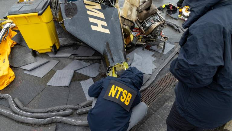 Imagen del estado en que quedó el helicóptero en que viajaba la familia española. Foto: EFE