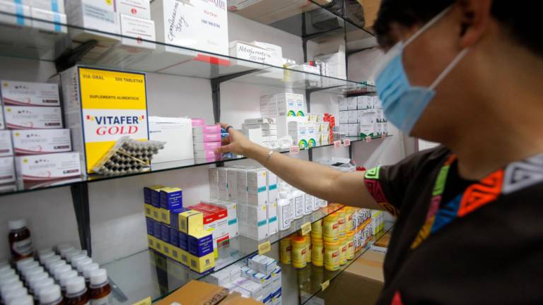 Los farmacéuticos hacen frente al desabastecimiento de medicamentos ofreciendo otros similares. Foto: EFE