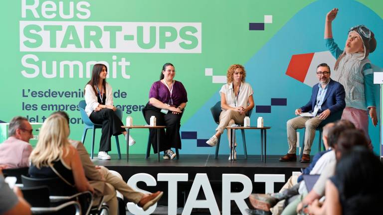 Sara Beltrán, content marketing specialist &amp; social media manager de Viajes para ti; Iman Nakhil, project manager de Mejoramos Tus Seguros; Alba Blanco, marketplaces &amp; analytics director de Winbia; y Rafael Servent, responsable de ‘Economía &amp; Empresas’ del ‘Diari’. Foto: Alba Mariné