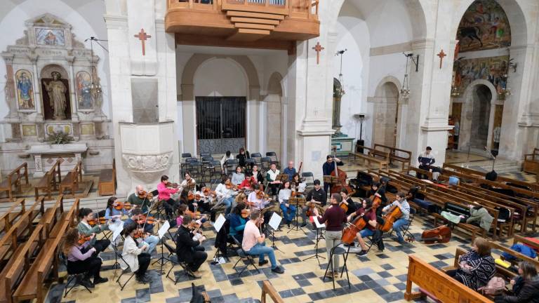 Los músicos, en un ensayo ayer en la iglesia de Sant Andreu de La Selva del Camp. Foto: Fabián Acidres