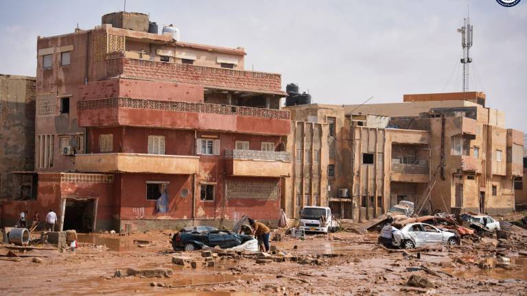 Imagen distribuida por el Departamento de Comunicación del Gobierno de Libia en una red social que muestra los destrozos en la ciudad de Derna, la más afectada por las lluvias torrenciales que han dejado por el momento unas 2.400 víctimas mortales y 10.000 desaparecidos, según la Federación de la Cruz Roja. Foto: EFE