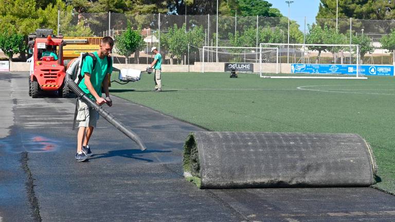 Este lunes empezaron los trabajos de sustitución del césped artificial del Estadi. Foto: Alfredo González