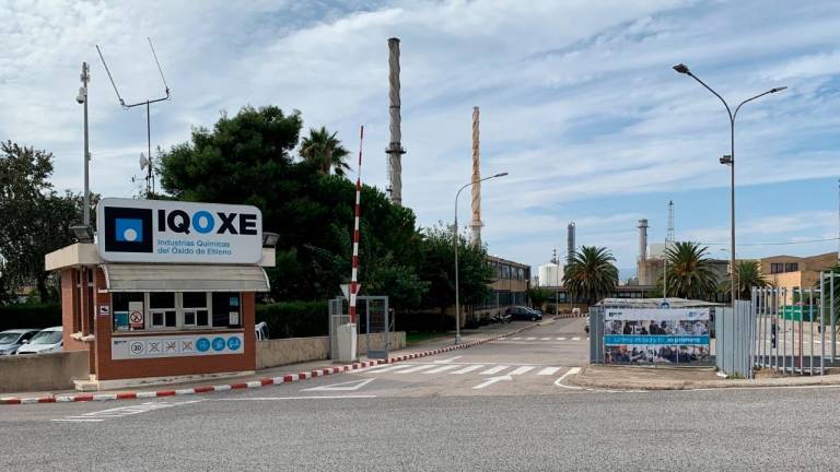 Acceso a las instalaciones de la empresa Iqoxe, situada en el polígono químico sur, en el término municipal de La Canonja. Foto: DT
