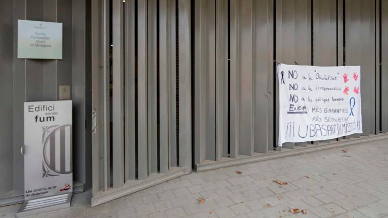 Una pancarta en las puertas del Centre Penitenciari Obert muestra el malestar de la plantilla. foto: m. Bosch