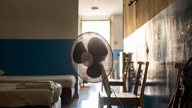 Ventilador en el albergue Bona Nit, sin climatización adecuada. Foto: Ángel Ullate