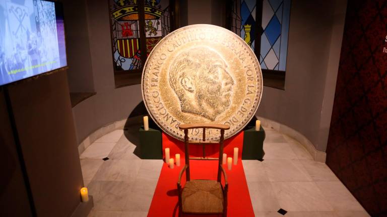 Una capilla con una gran moneda con la cara de Franco. Foto: A. Mariné