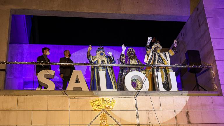 Sus Majestades saludaron a los asistentes desde el balcón del Ayuntamiento acompañados del alcalde Granados. foto: Àngel Ullate