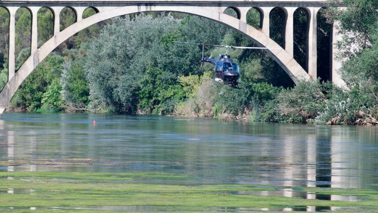 L’helicòpter abocant el tractament sobre el riu Ebre, ahir al seu pas per Garcia. foto: j. revillas