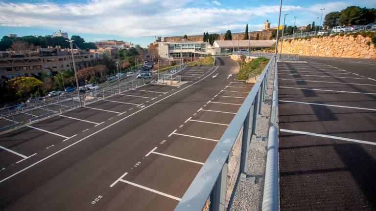 Imagen de la zona ampliada del aparcamiento el martes de esta semana a las 9,50h. Apenas hay coches. Foto: Marc Bosch