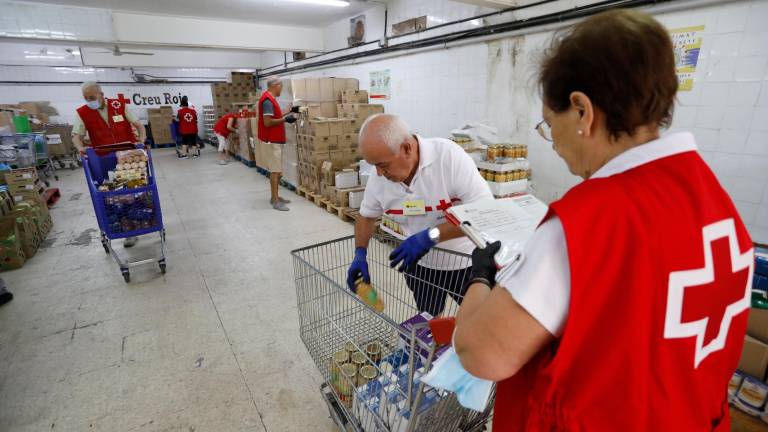 Foto de archivo del reparto de alimentos en Creu Roja. Ahora se entregan más que antes de la pandemia. Foto: Pere Ferré