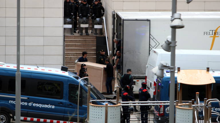Tècnics començant a carregar el camió amb les peces de Sixena del Museu de Lleida. FOTO: ACN