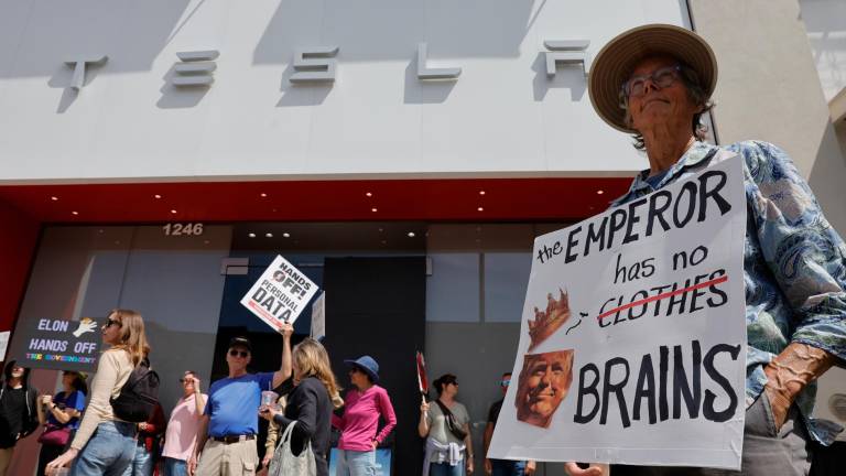 El sábado y domingo hubo protestas en EEUU contra Trump. En la imagen, Walnut Creek (Califor-nia), ayer. El cartel dice«el rey no tiene cerebro». FOTO: efe