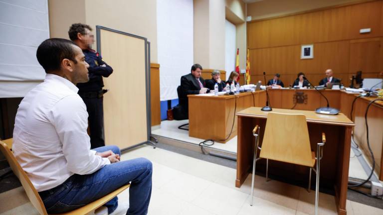 El primer día del juicio contra el exfutbolista Dani Alves. Foto: EFE