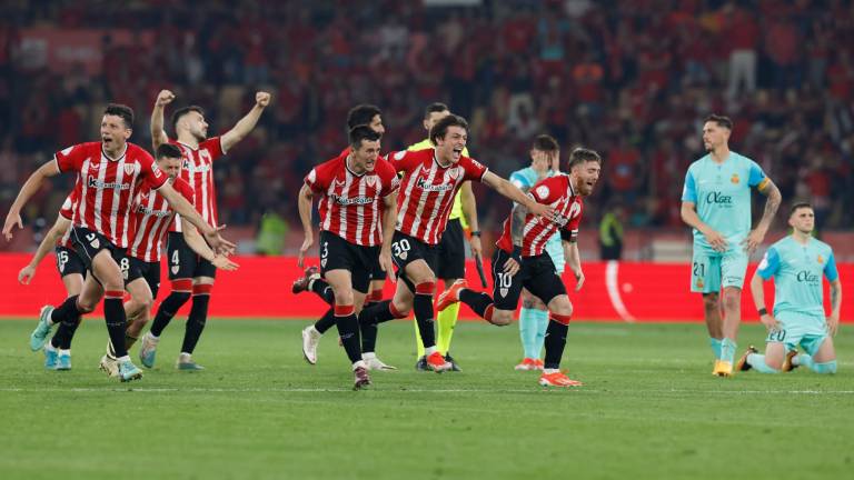 Los jugadores del Athletic celebraron el título en la tanda de penaltis. FOTOS: EFE