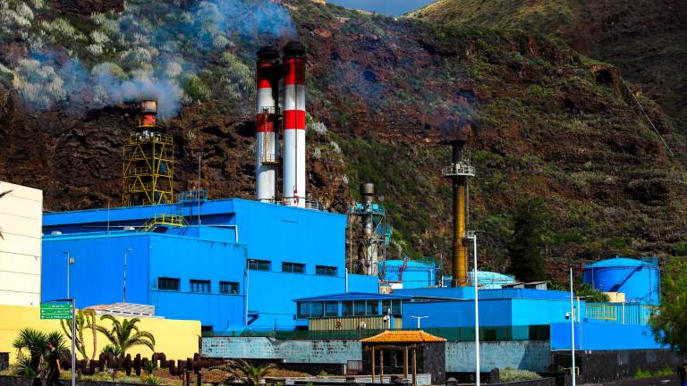 Imagen de la central eléctrica de Los Guinchos, en La Palma, en la que esta mañana se ha producido una avería en una de sus subestaciones que ha provocado la caída del suministro eléctrico. Foto: EFE