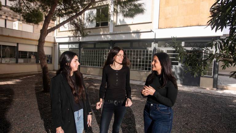 Ainhoa Frías, estudiante; Carme García Yeste, profesora, y Laura Frau, estudiante en la URV. Foto: Àngel Ullate