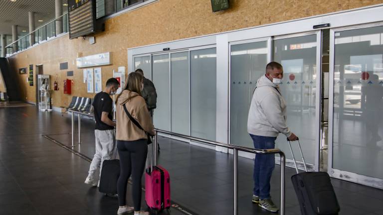 Las primeras personas al llegar ayer del vuelo procedente de Dublín, en el Aeropuerto de Reus. foto: à. u.