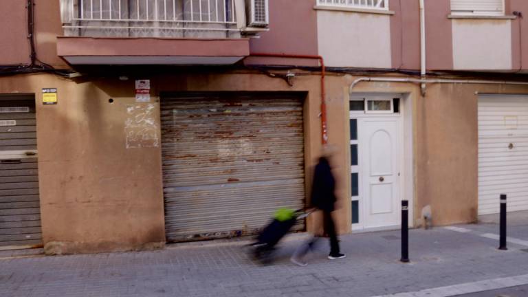 Los bajos del bloque de pisos de Badalona dónde se ha encontrado el cadáver de un hombre con signos de violencia. Foto: ACN