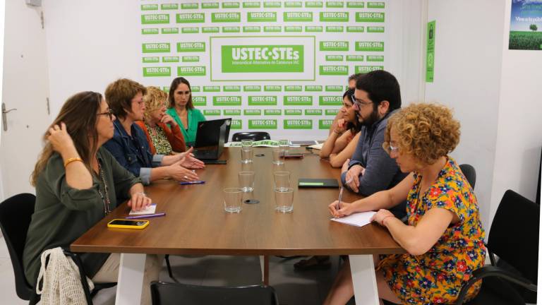La consellera d’Educació, Anna Simó, reunida amb representants de la conselleria i membres d’Ustec. Foto: ACN