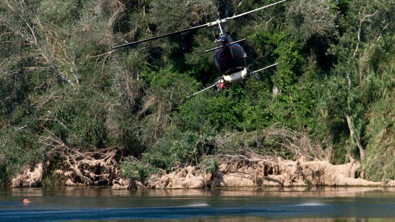L’helicòpter abocant el producte al riu, en una imatge de l’any passat a Garcia. Foto: J. Revillas