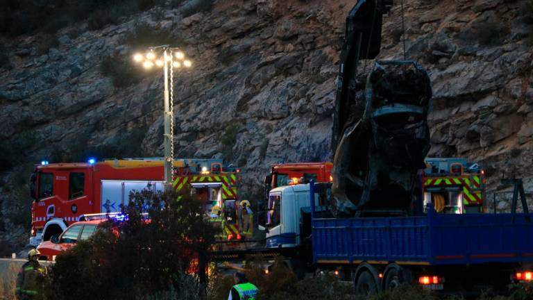 La carretera TV-3022, a la altura de El Perelló, estuvo cortada durante varias horas para facilitar el rescate del coche y los cuerpos. Foto: ACN